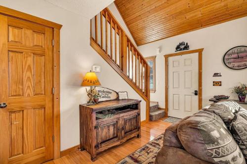 Bear Cabin Getaway - image 14
