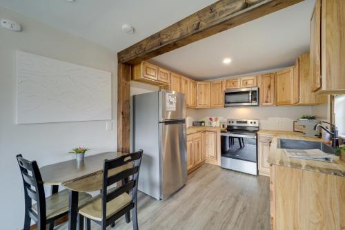 Hilltop Hideaway with Scenic Views and Hot Tub! in West Jefferson, USA