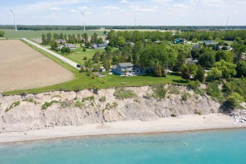. Waterfront Cottage with Private Beach and Hot Tub