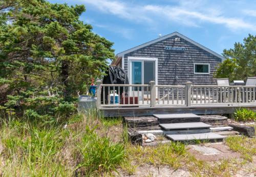 Cozy Marshfront Cottage Steps from the Beach - image 5