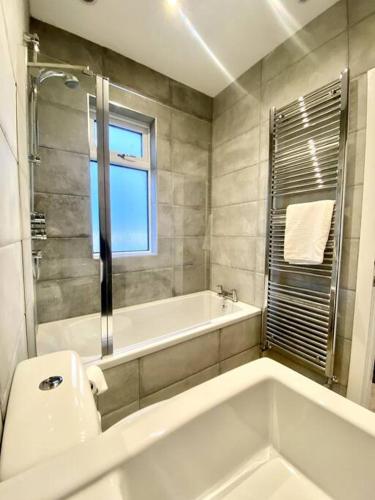 ฝักบัว, Private Northumberland Apartment - FREE PARKING in ไบลท์