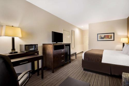 King Room with One King Bed - Mobility Accessible/Non-Smoking