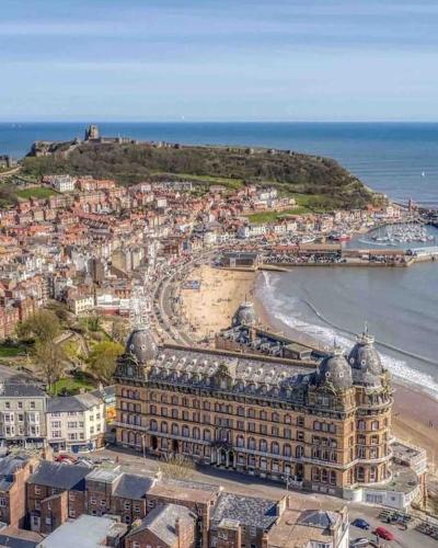 Stylish Seaside home with King beds and parking