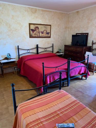 1 king bed, 4 twin beds