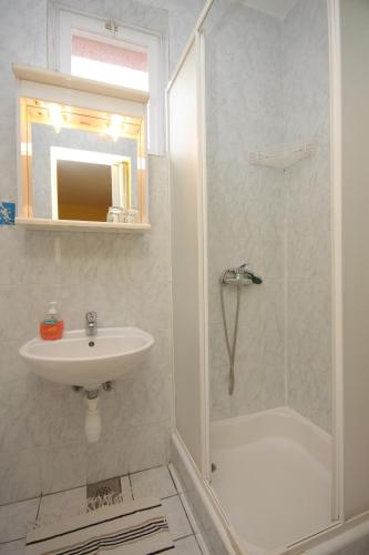 Double Room with Balcony and Sea View image 4