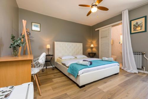 Double Room with Balcony and Sea View room in Apartments and rooms with parking space Mali Losinj (Losinj) - 2495