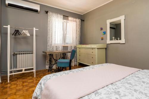 One-Bedroom Apartment with Terrace image 3