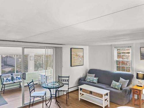 Beach Bliss at The Sandpiper Cottage - image 6