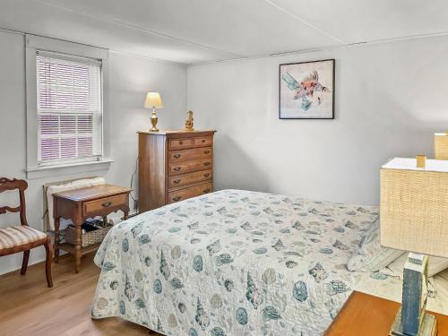 Beach Bliss at The Sandpiper Cottage - image 4