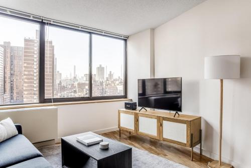 UES 2br w elevator doorman gym nr Central Park NYC-1071 in New York, USA