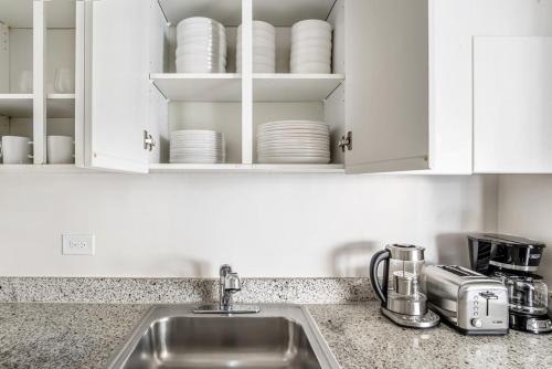 UES 2br w elevator doorman gym nr Central Park NYC-1071 in New York, USA