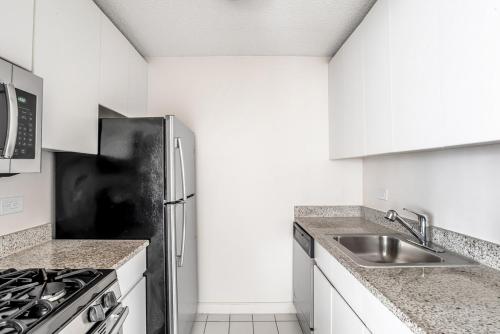 UES 2br w elevator doorman gym nr Central Park NYC-1071 in New York, USA