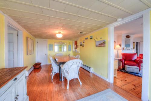 Charming Cape Cottage—Ocean Views Private Beach - image 9