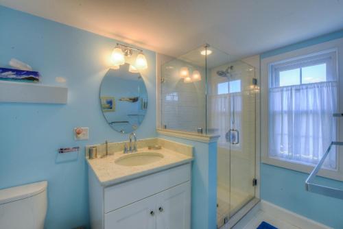 Charming Cape Cottage—Ocean Views Private Beach - image 13