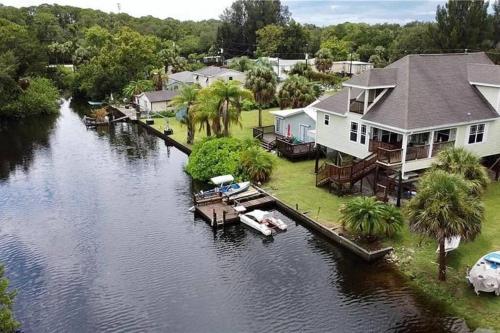 4BR Private Dock, Warm Spring Canal, Kayaks, Canoe in ฮัตสัน(FL)