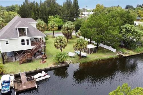 4BR Private Dock, Warm Spring Canal, Kayaks, Canoe in ฮัตสัน(FL)