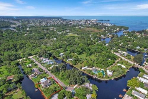 4BR Private Dock, Warm Spring Canal, Kayaks, Canoe in ฮัตสัน(FL)