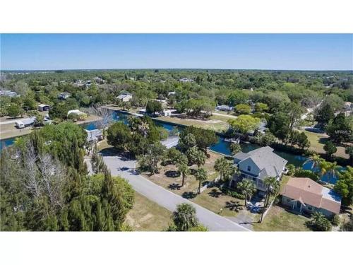 4BR Private Dock, Warm Spring Canal, Kayaks, Canoe in ฮัตสัน(FL)