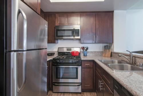 Hollywood 1BR w Gym Spa Pool nr Metro LAX-52 thumb 4