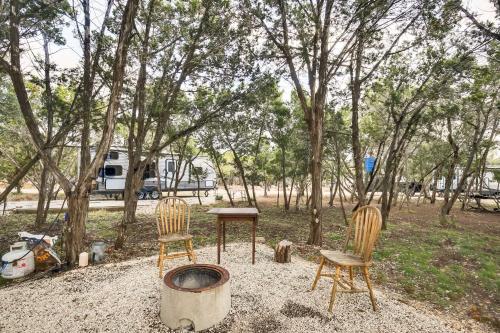 Lakehills Cabin with Fire Pit, Near Medina Lake!