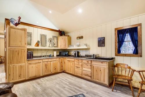 Lakehills Cabin with Fire Pit, Near Medina Lake! in Lakehills, USA