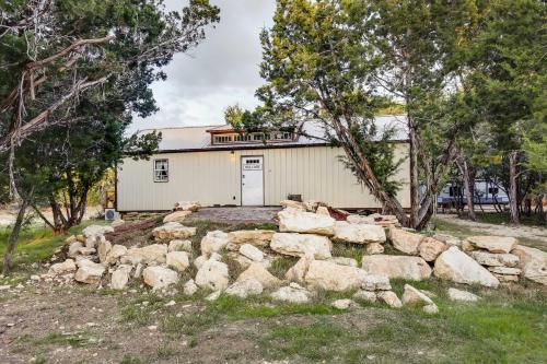 Lakehills Cabin with Fire Pit, Near Medina Lake!