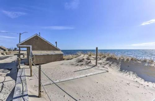 Charming Dennis Port Getaway for Two with Pool Walk to Beach - image 2