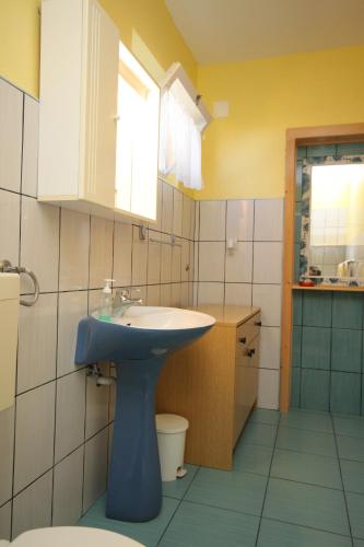 Double Room with Balcony and Sea View image 5