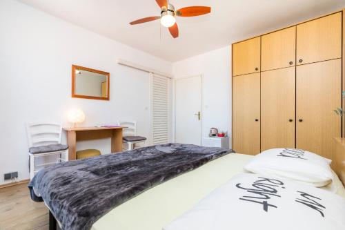 Double Room with Balcony and Sea View image 3