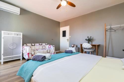Double Room with Balcony and Sea View image 3