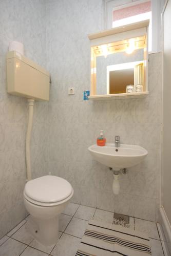 Double Room with Balcony and Sea View image 5