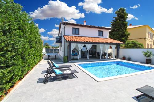 Family friendly house with a swimming pool Galizana, Fazana - 20593