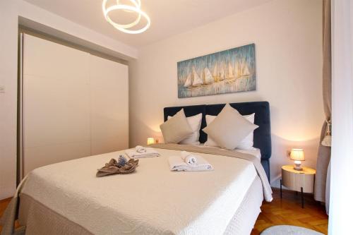 Three-Bedroom Apartment with Terrace image 10