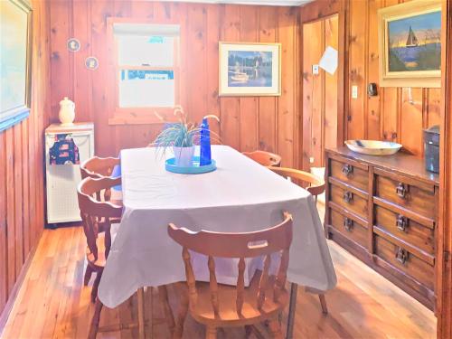 Quintessential Cape Cottage Near the Beach - image 10