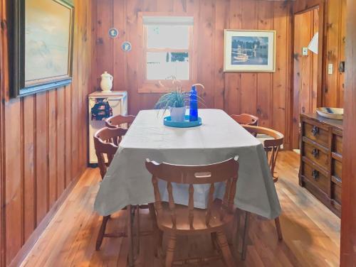 Quintessential Cape Cottage Near the Beach - image 2