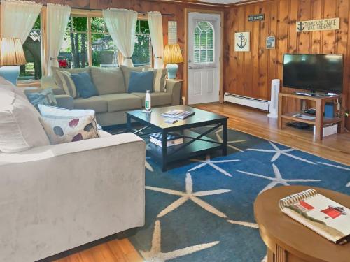 Quintessential Cape Cottage Near the Beach - image 4