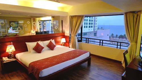 Suite with Sea View image 2