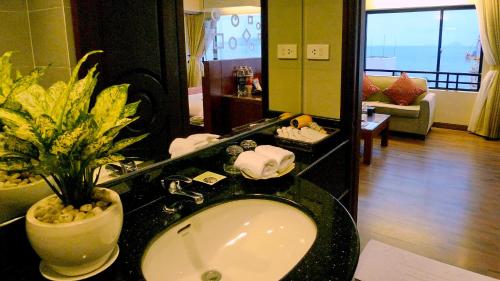 room detail thumbnail 2