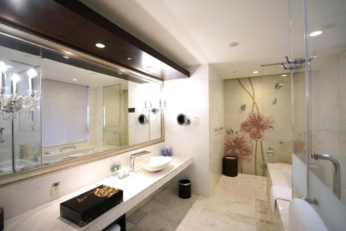 InterContinental DALIAN Room Type - 1 Bedroom Suite Lounge Access