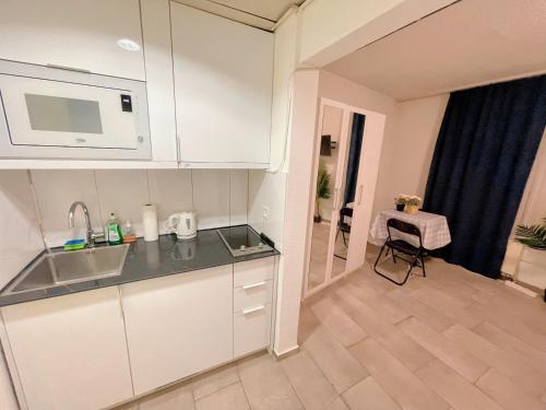 Budget en-suite City Center studio Self check in, next to Zurich HB PocketWifi 3