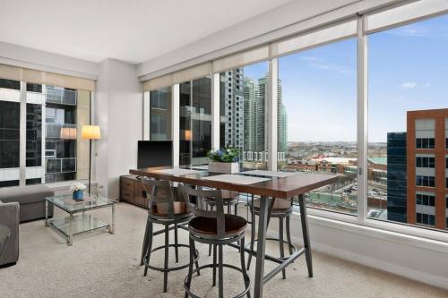 Chic 2BR Condo in Vibrant Downtown Calgary