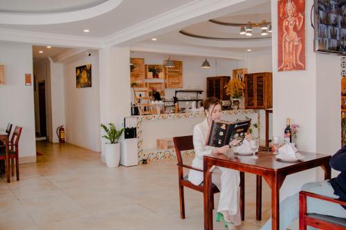 餐廳, 白角飯店 (WHITE CORNER HOTEL) in 金邊