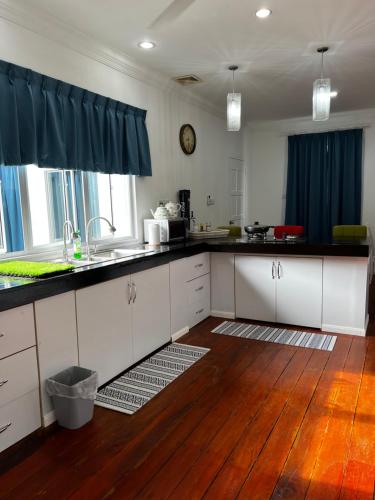 Kjøkken, Hus i Putatan på 232 kvm, med 4 soverom, 3 bad (LUMUN Holiday Home Rental) in Penampang
