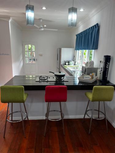 Mat og drikke, Hus i Putatan på 232 kvm, med 4 soverom, 3 bad (LUMUN Holiday Home Rental) in Penampang