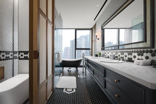 Deluxe Room image 2
