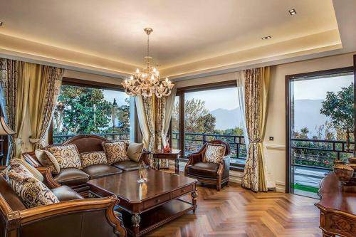 A Majestic Luxurious Villa Overlooking The Ganges photo 1