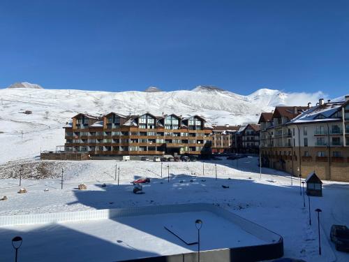 Apartment with Mountain View