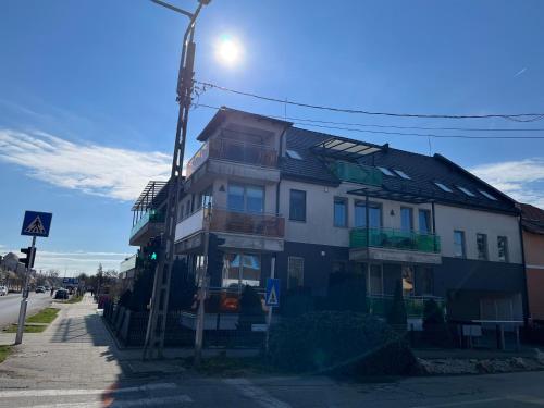 Azúr Ház Gyöngyvirág Apartman (Azur Haz Gyongyvirag Apartman) in 瓦德柯爾特