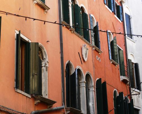 Ecco Suites Apartments - image 4