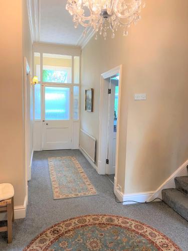 Lyndhurst - Victorian villa with heated pool in Huyton